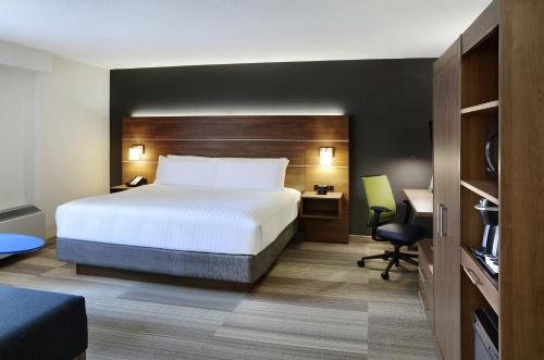 Фотография гостиницы Holiday Inn Express Toronto Downtown, an IHG Hotel