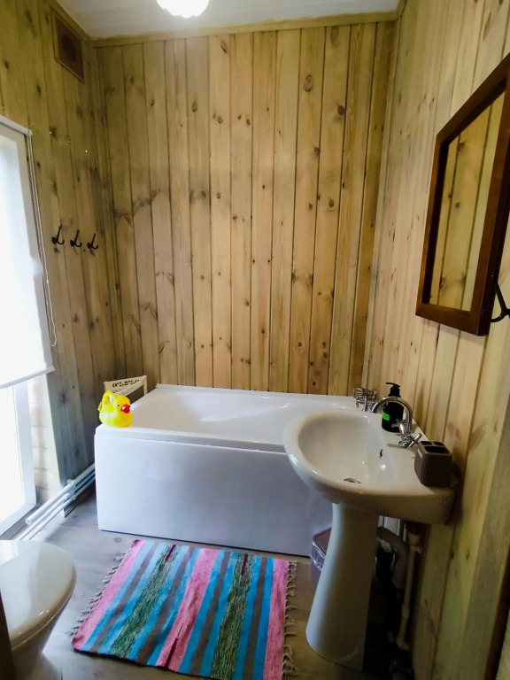 Фотография Коттеджа Деревянный дом возле леса