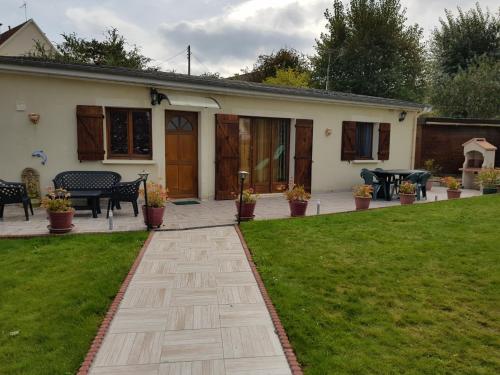 Фотография гостевого дома Maison de 2 chambres a Ver sur Mer a 100 m de la plage avec jardin clos