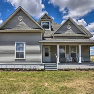 Фотография гостевого дома Modern Decatur Farmhouse Getaway and Deck and Backyard