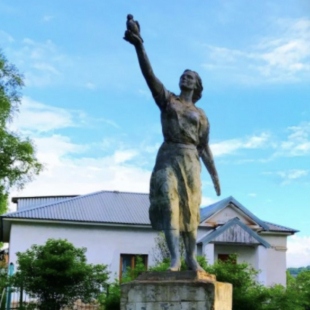 Фотография памятника Скульптура Девушка с голубем