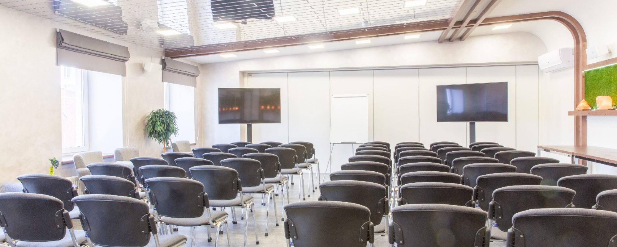 Фотографии конференц-зала Малый зал c двумя панелями