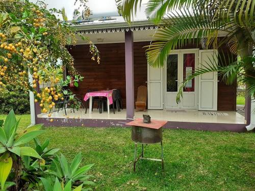 Фотография гостевого дома Maison d'une chambre avec jardin amenage et wifi a Saint Benoit