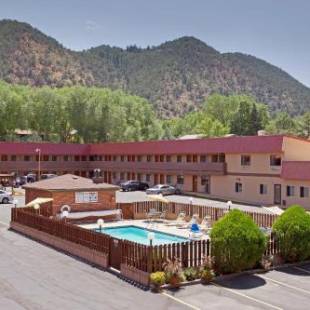 Фотографии мини отеля
Glenwood Springs Cedar Lodge