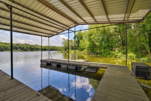 Фотография гостевого дома Waterfront Lake Barkley Home with Deck and Fire Pit!