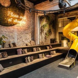 Фотография гостиницы Upstairs Hotel