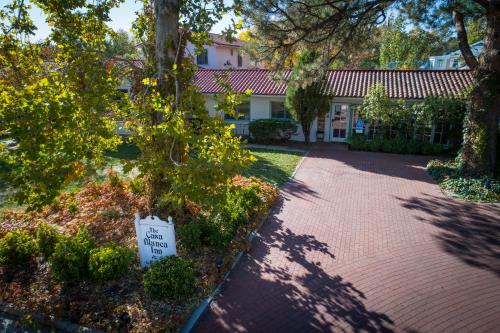 Фотография мини отеля Casa Blanca Inn and Suites