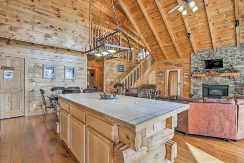 Фотография гостевого дома Mountains, Memories and Moonshine with Deck and Fire Pit