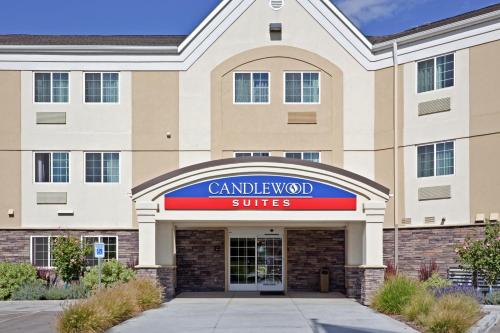 Фотография гостиницы Candlewood Suites Boise - Towne Square, an IHG Hotel