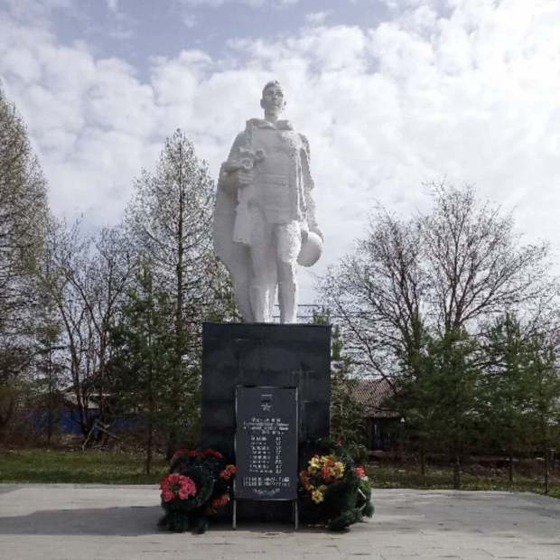 Фотография памятника Воинам землякам-мантуровцам, погибшим в Великой Отечественной войне 1941-1945 гг.