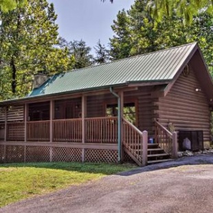 Фотография гостевого дома Explore Pigeon Forge Charming Cabin with Hot Tub!