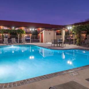 Фотографии гостиницы
Laurel Inn & Conference Center