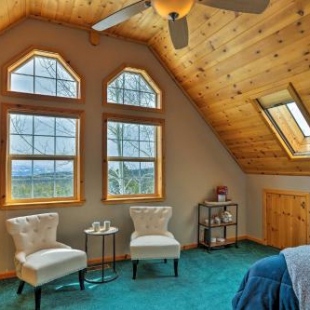 Фотография гостевого дома Quiet Chalet with Big Views - Walk to Tahoe Skiing!