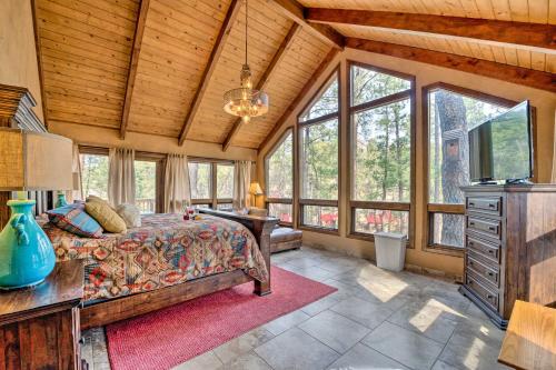 Фотография гостевого дома Central Ruidoso Mountain Home with Step-Free Access!