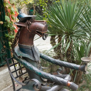 Фотография памятника Скульптура Конь в пальто