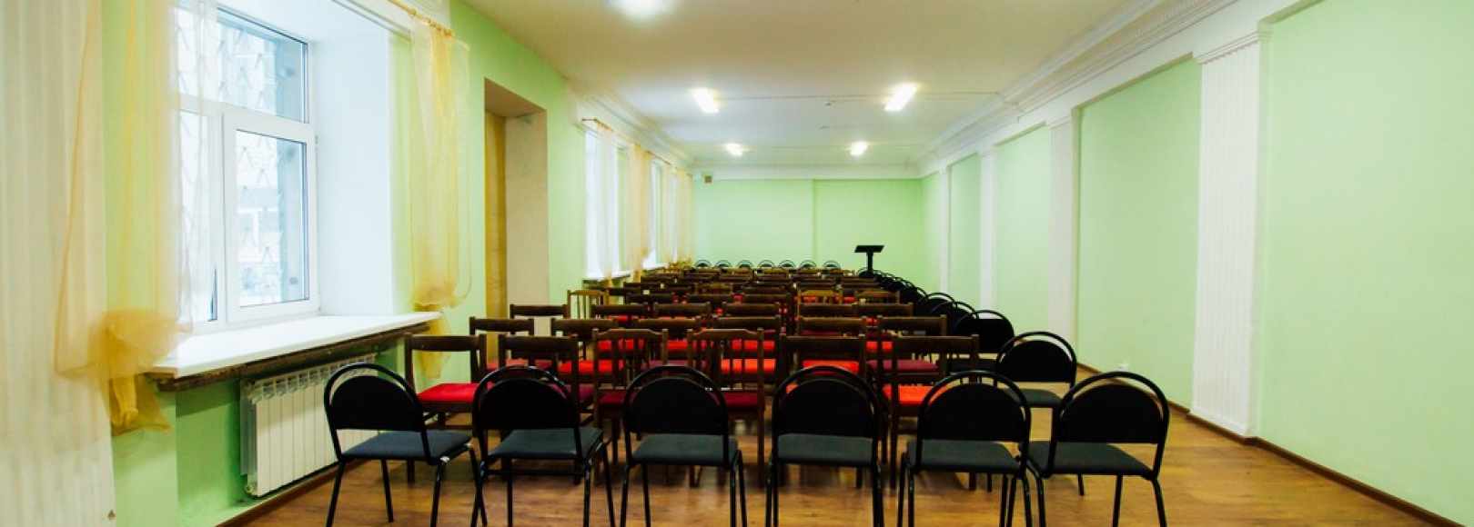 Фотография конференц-зала Паркетный зал на первом этаже ДК Металлург