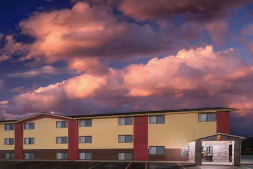 Фотография гостиницы Super 8 by Wyndham Topeka/Wanamaker RD/I-70