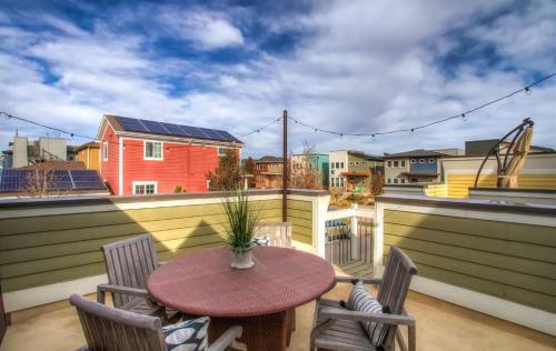 Фотография гостевого дома Old Town North Jewel! Near Breweries, & River!