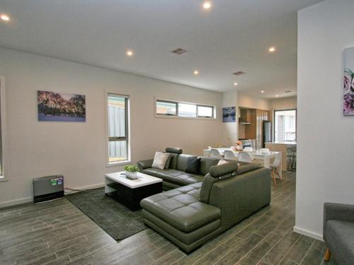 Фотография гостевого дома 43A Twynam Street - Snowfall