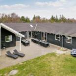 Фотография гостевого дома Ten-Bedroom Holiday home in Blåvand