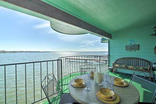 Фотография гостевого дома Resort-Style Lake Conroe Retreat with Balcony and View