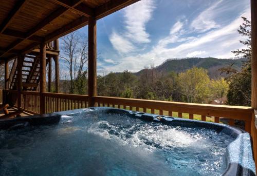 Фотография гостевого дома Smoky Bear Lodge with Guest House