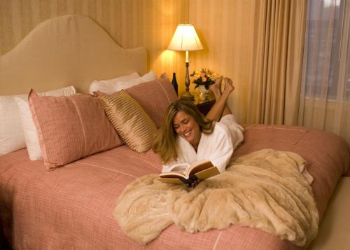 Фотография гостиницы Collegian Hotel & Suites, Trademark Collection by Wyndham