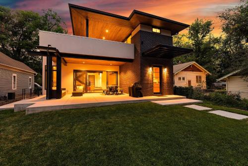 Фотография гостевого дома Relaxing in Paradise w Private Roof Top Deck!!