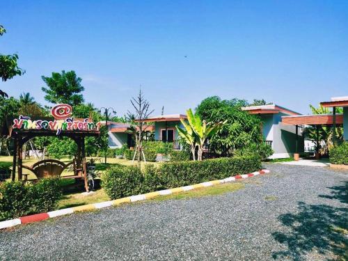 Фотография гостиницы Baan Ruay Suk Resort, Lopburi