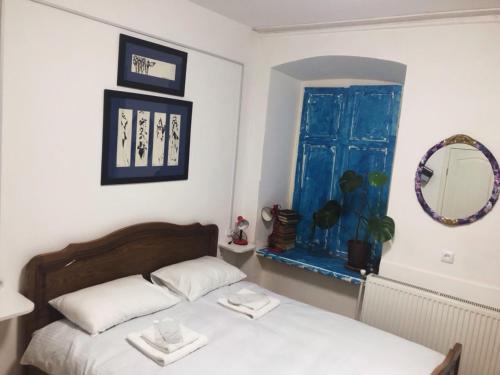 Фотография гостевого дома In The Center Of Tbilisi Old Room