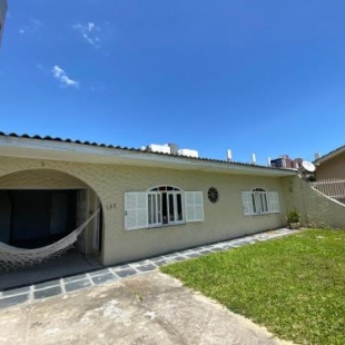 Фотография гостевого дома Casa no centro de Torres e a 800 m da Praia Grande