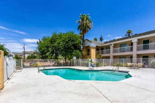 Фотография мотеля HomeTowne Studios by Red Roof Phoenix - Black Canyon Highway