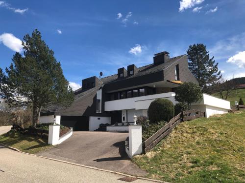 Фотография гостевого дома Luxus-Landhaus im Schwarzwald/Baiersbronn mit Pool