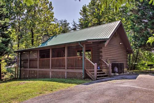 Фотография гостевого дома Explore Pigeon Forge Charming Cabin with Hot Tub!