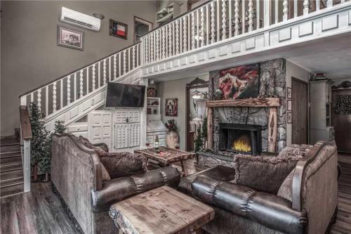 Фотография гостевого дома Tis Holiday Haus, 3 Bedrooms, Sleeps 11, Hot Tub, Fireplace, Foosball