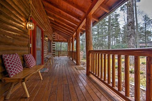 Фотографии гостевого дома 
            Pristine Sapphire Resort Cabin with Deck and Game Room