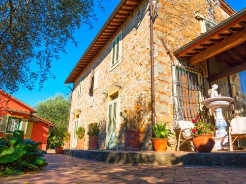 Фотография гостевого дома Bright Farmhouse in Montecatini Terme with Swimming Pool