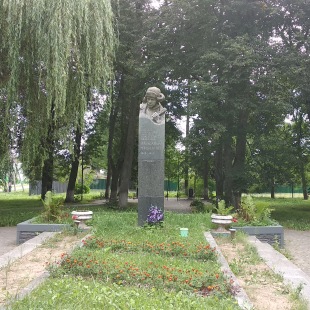 Фотография памятника Памятник Герою Советского Союза Александру Чекалину
