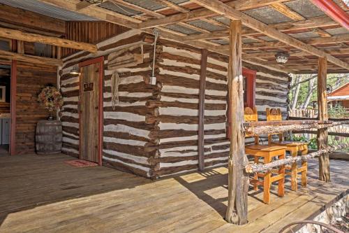 Фотография гостевого дома Custom Texas Cabin Studio - 5 Min to Gruene Hall