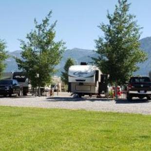 Фотографии мотеля
Wolf Den Log Cabin Motel and RV Park