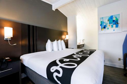 Фотография гостиницы SureStay Hotel by Best Western Seaside Monterey