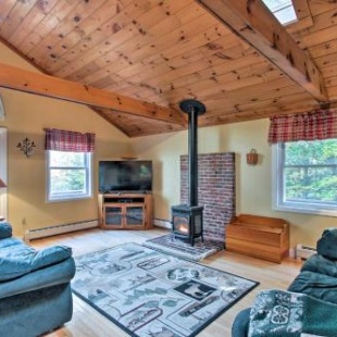 Фотография гостевого дома Bethel Chalet with Hot Tub 3 Miles to Sunday River!