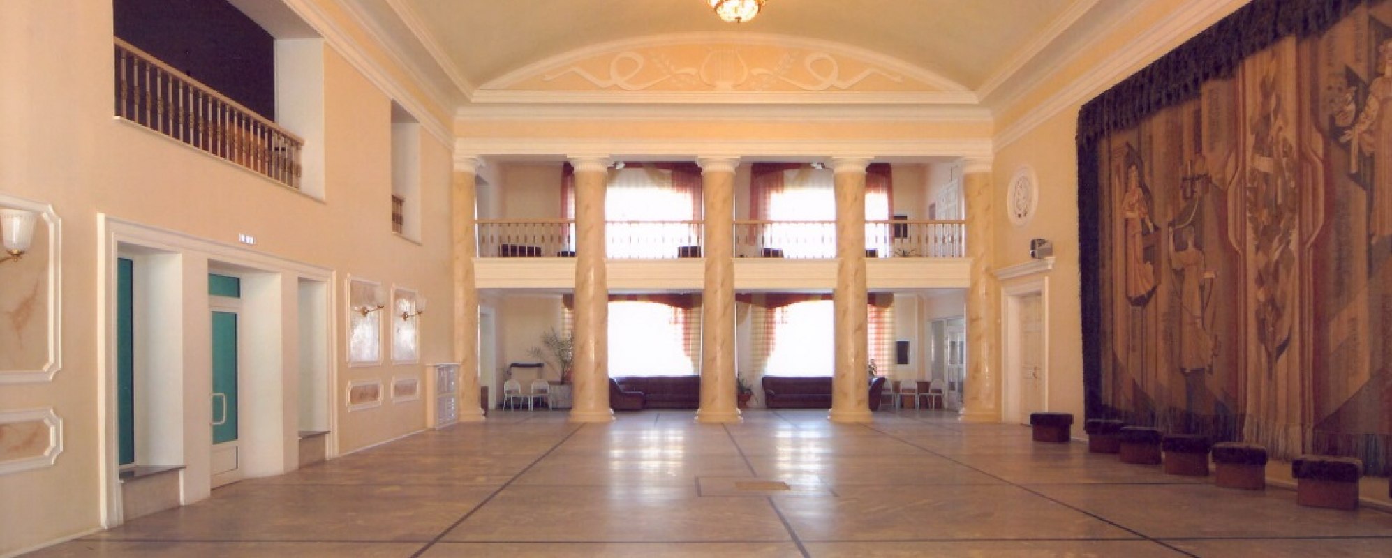 Фотографии фойе ДК Металлург Колонный зал