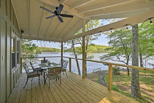 Фотографии гостевого дома
Serene Lakefront Harrison Cottage with Dock and Views!