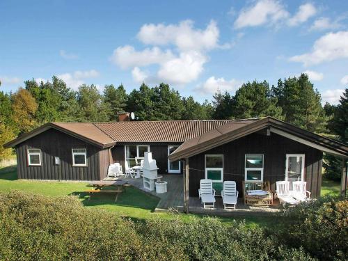 Фотография гостевого дома Five-Bedroom Holiday home in Pandrup 1