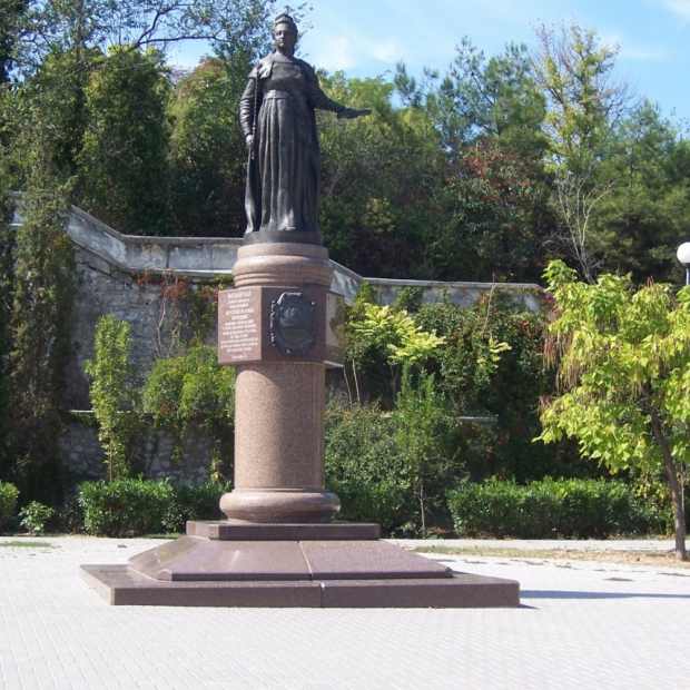 Фотографии памятника 
            Памятник Екатерине II