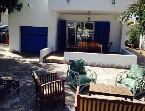 Фотография гостевого дома The Blue Family House