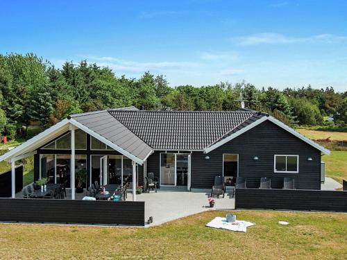 Фотография гостевого дома Seven-Bedroom Holiday home in Blåvand