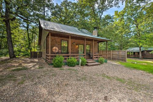 Фотографии гостевого дома 
            Ideally Located Broken Bow Cabin - Private Hot Tub