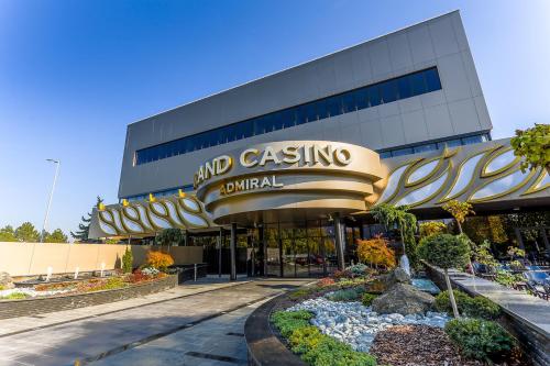 Фотография гостиницы Admiral Hotel